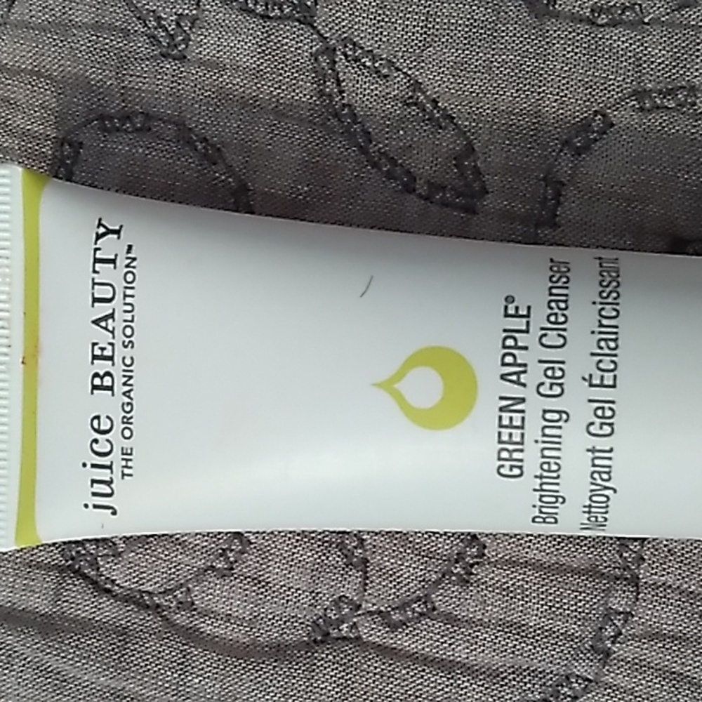 Brightening Gel Cleanser + Gift!